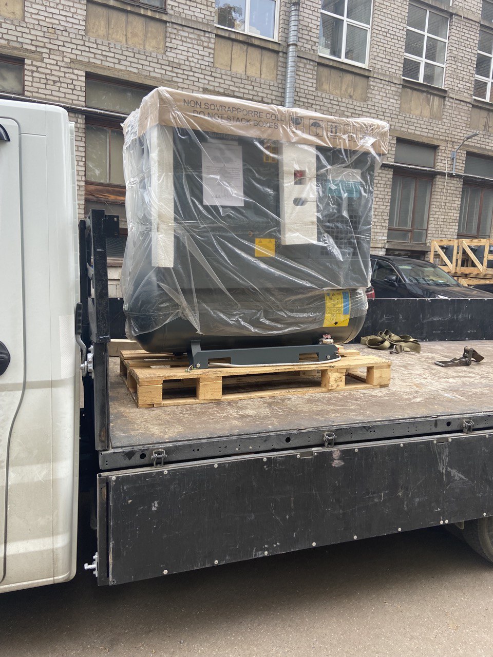 Поставка и ввод в эксплуатацию винтового компрессора Atlas Copco G11FF на предприятие по производству облицовочных панелей г. СПБ